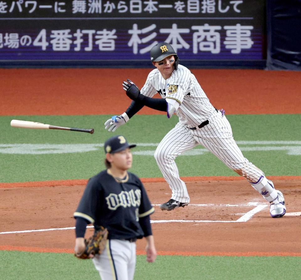 　６回、宮城（手前）から二塁打を放つ森下（撮影・山口登）