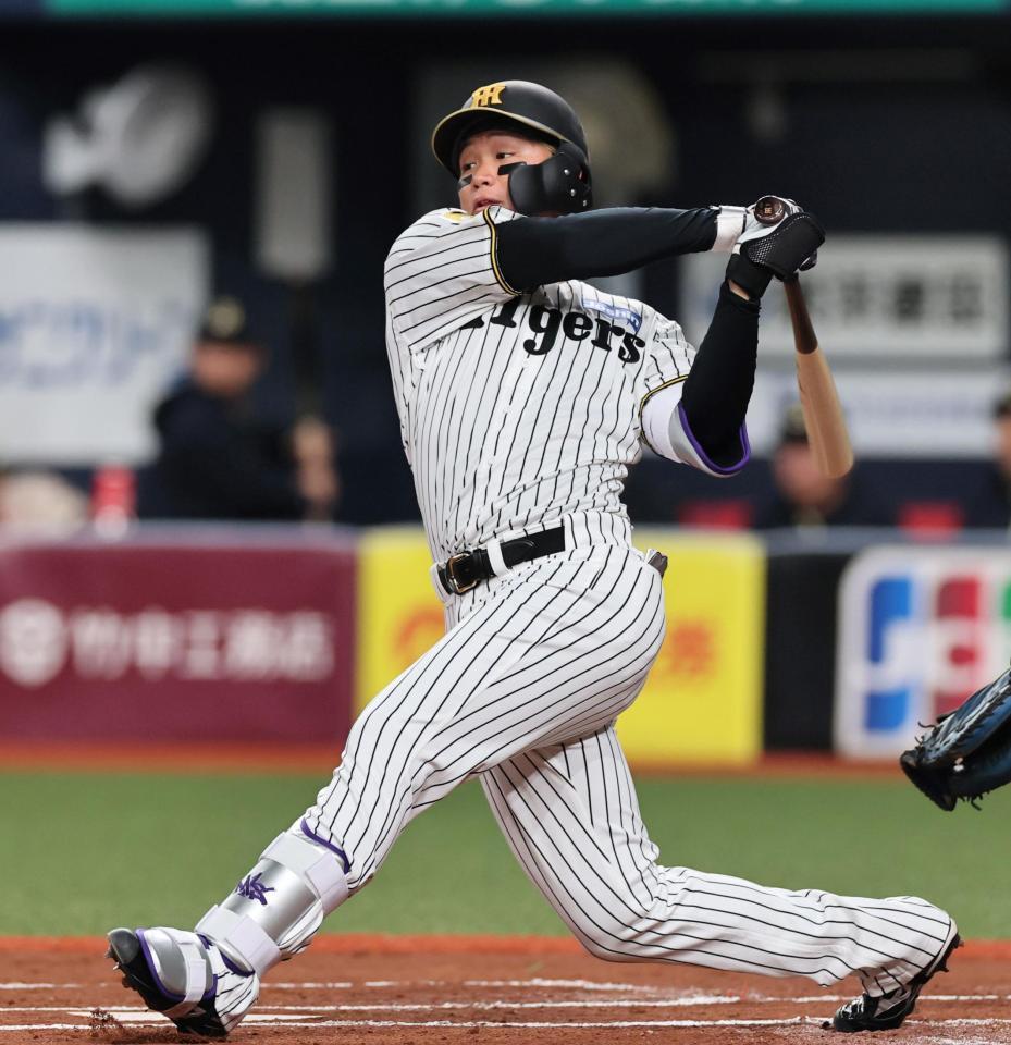 １回、安打を放つ森下（撮影・田中太一）