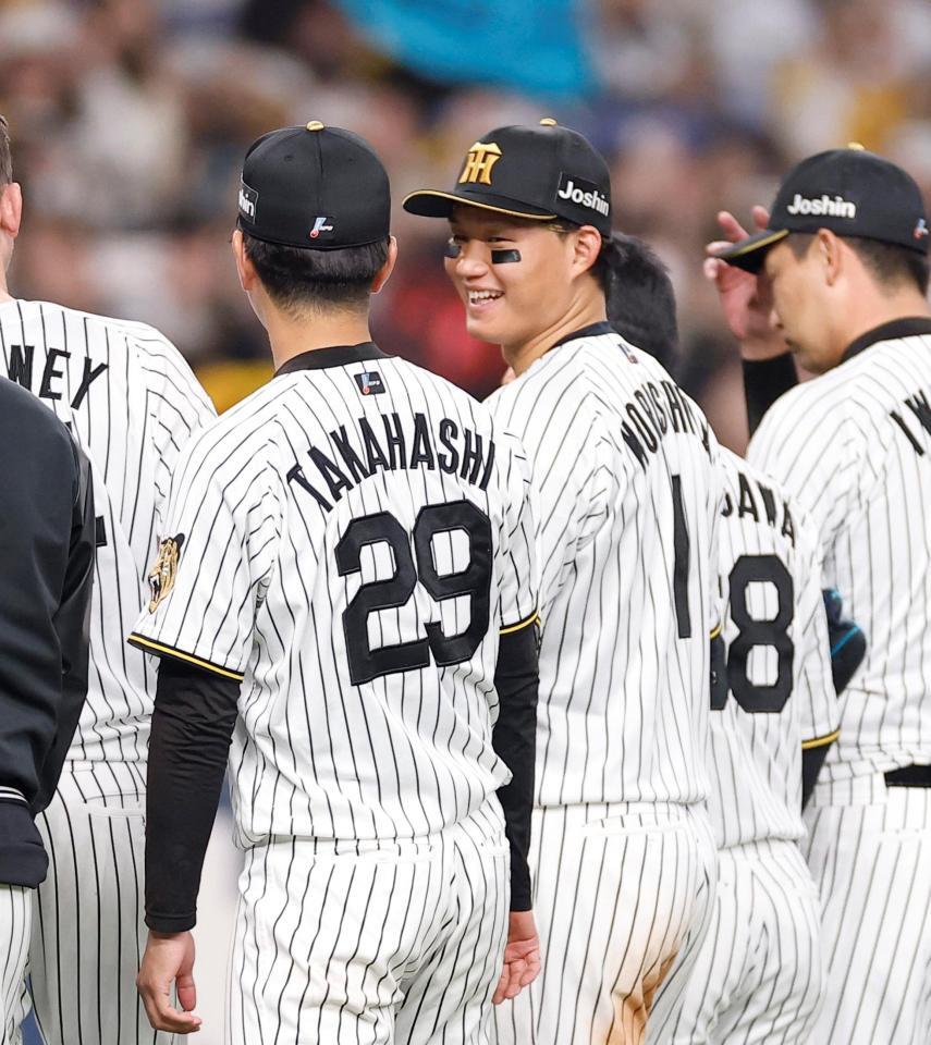 勝利後、笑顔で高橋（左）と話をする森下（撮影・西田忠信）