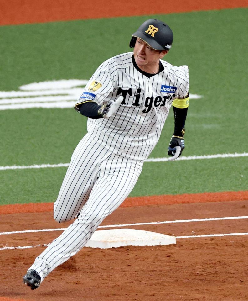 　３回、二塁打を放つ近本（撮影・山口登）