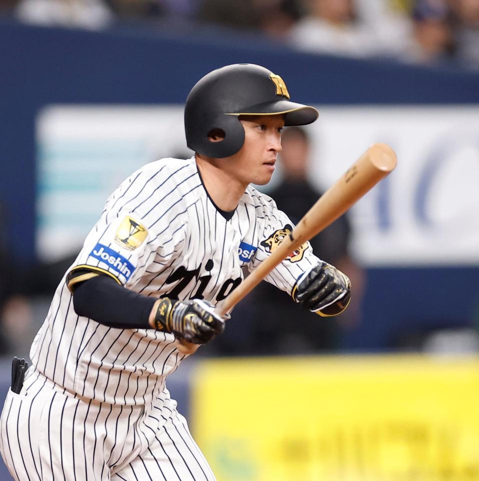 ３回、二塁打を放つ近本（撮影・西田忠信）