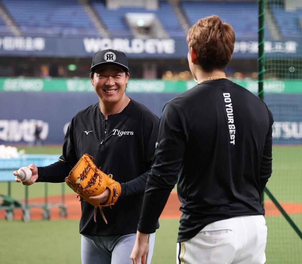 九里（右）と笑顔で話す大山（撮影・西田忠信）