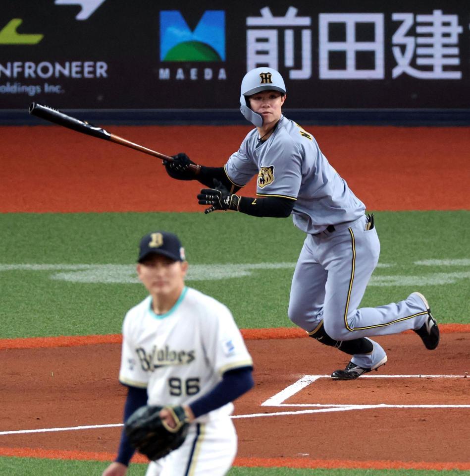 １回、左中間に三塁打を放つ中野（投手・高島）＝撮影・山口登