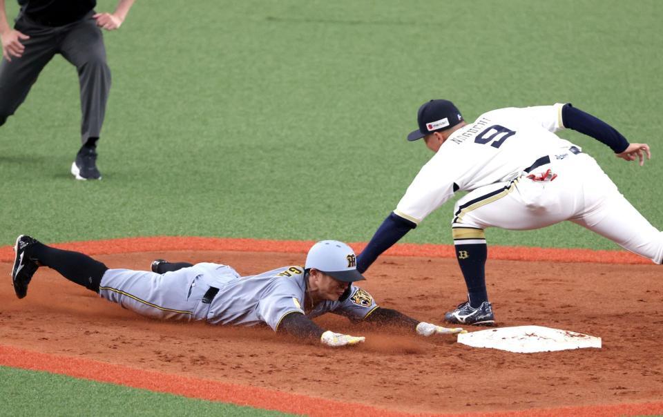 ９回、盗塁を決める熊谷（撮影・山口登）