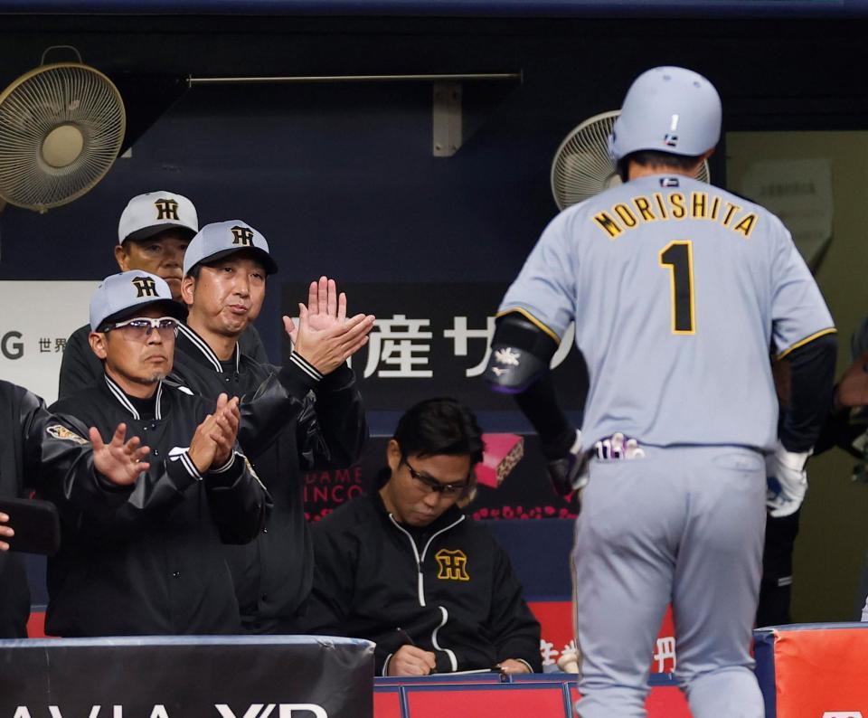 ９回無死、左前打を放った森下（１）を拍手で迎える藤川監督（左から２人目）＝撮影・西田忠信