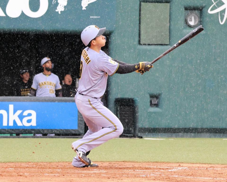 ４回、中犠飛を放つ立石