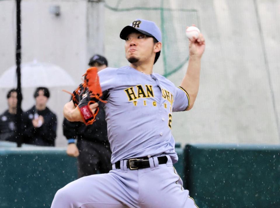 ５回、雨が降る中で力投する伊藤将