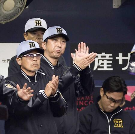 　９回、ベンチで手を叩く藤川監督（中央）＝撮影・西田忠信