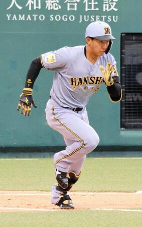 ２回、左前打を放ち、一塁へ走る立石