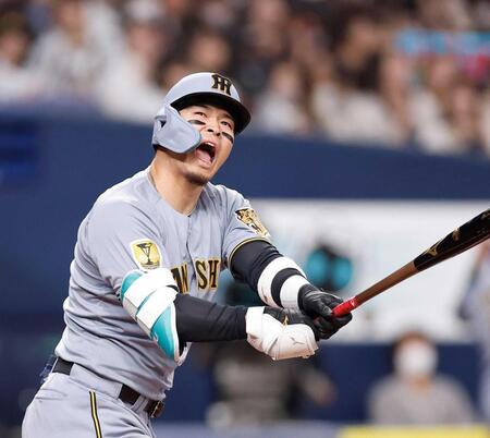 　１回、ファウルとなり声を上げる佐藤輝（撮影・西田忠信）