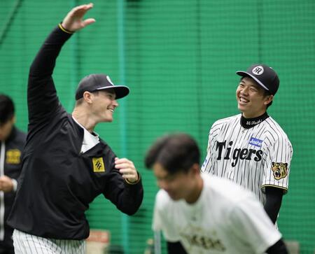 ルーカスと談笑する才木（撮影・田中太一）