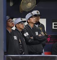 ９回無死二塁、佐藤輝が空振り三振に倒れグラウンドを見つめる藤川監督（右から２人目）ら首脳陣（撮影・西田忠信）