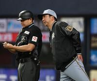 ６回、選手交代を告げる藤川監督（撮影・田中太一）