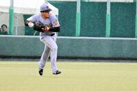 ４回、高橋が放ったゴロを捕球し、二塁へ送球する立石