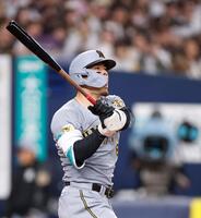 ６回、空振り三振に倒れる佐藤輝（撮影・西田忠信）