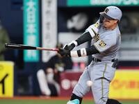 ９回、３打席連続三振を喫する佐藤輝（撮影・田中太一）