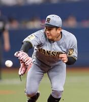 ４回、広岡を投ゴロに仕留める伊原（撮影・西田忠信）