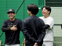 練習前、笑顔を見せる村上（右）と伊原（撮影・田中太一）