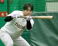 バント練習をする村上（撮影・田中太一）