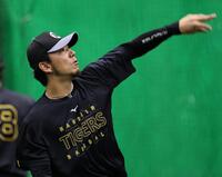 キャッチボールをする伊藤将（撮影・田中太一）