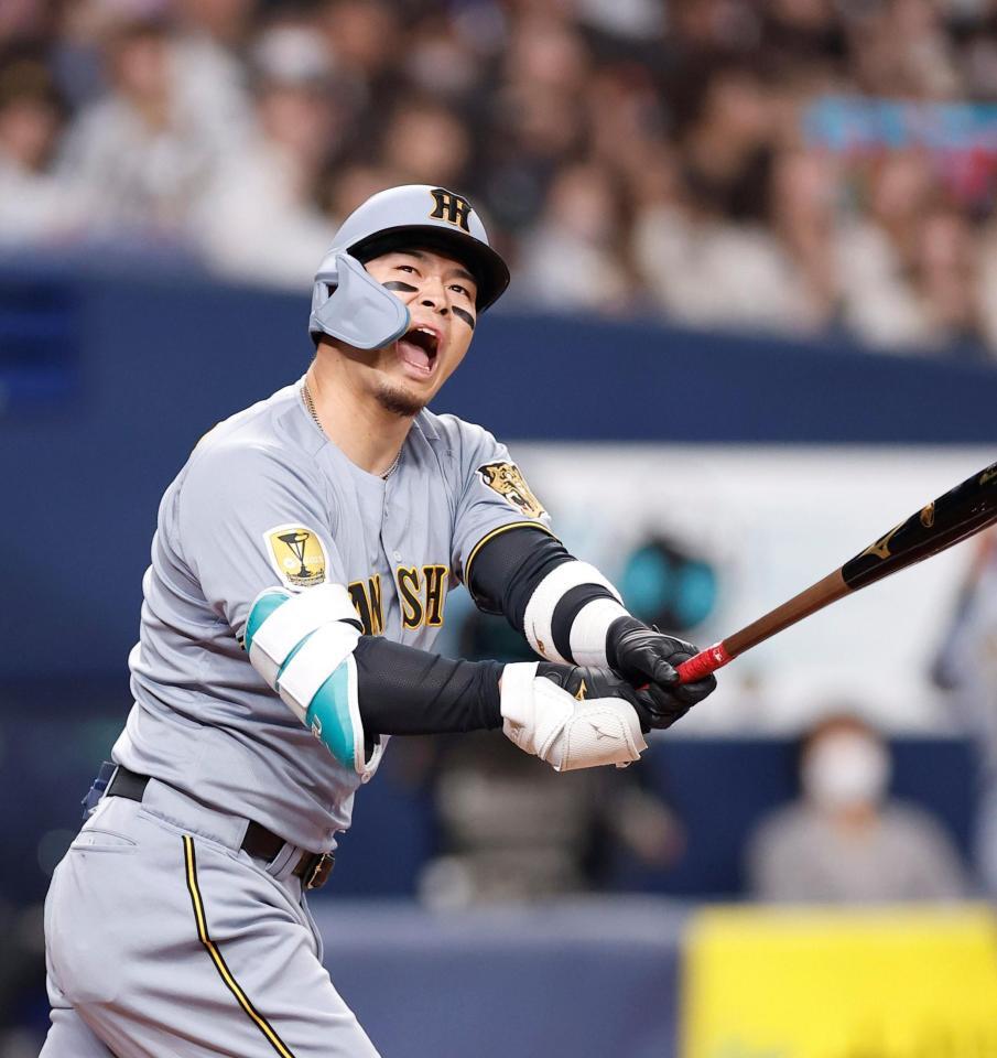 １回、ファウルを放ち声を上げる佐藤輝（撮影・西田忠信）