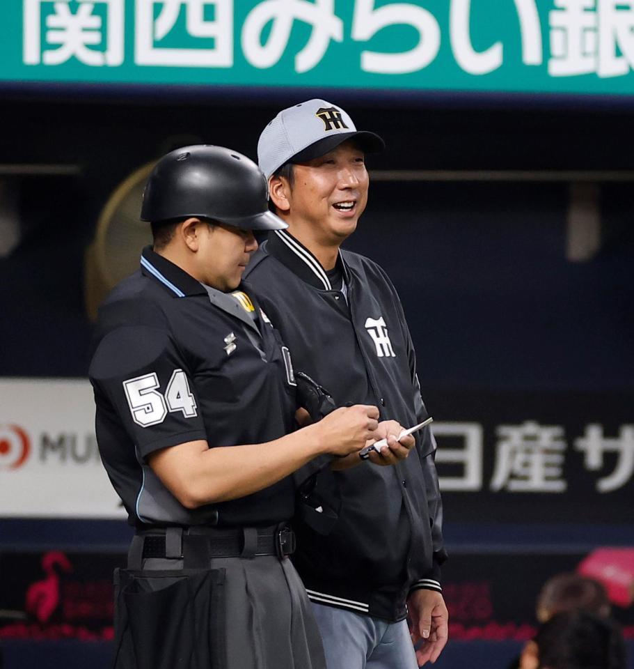 選手交代を告げる藤川監督（撮影・西田忠信）