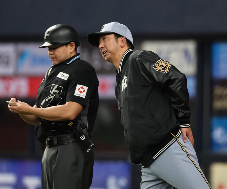 ６回、選手交代を告げる藤川監督（撮影・田中太一）