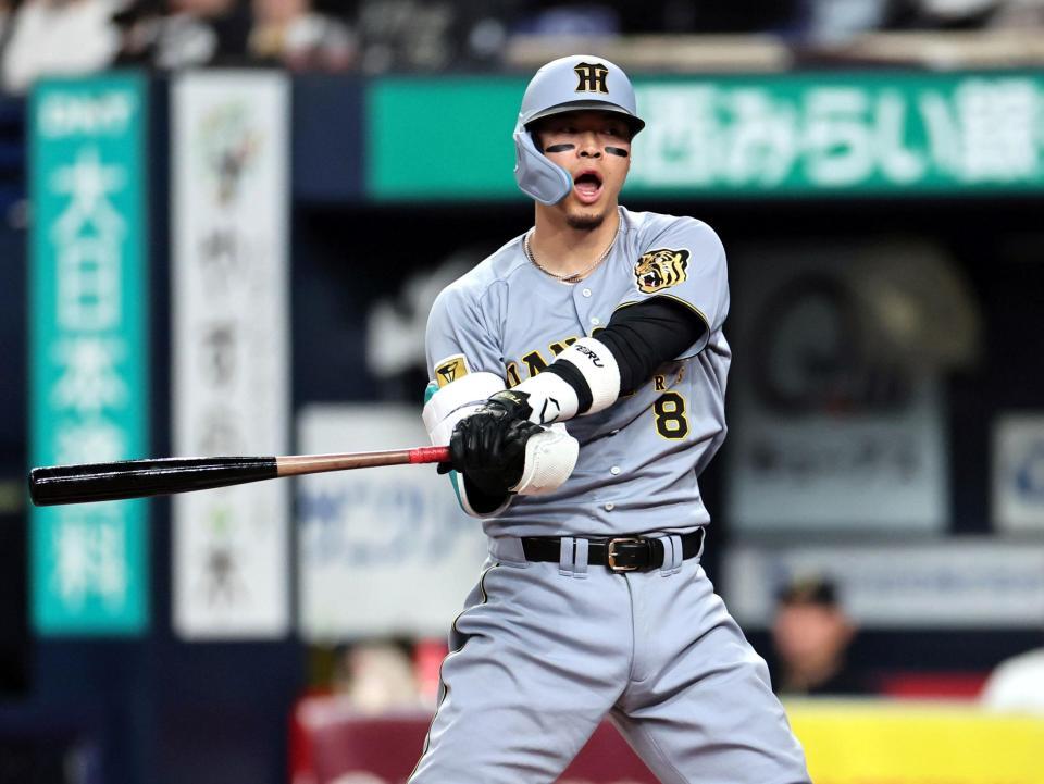 ６回、空振り三振に倒れる佐藤輝（撮影・田中太一）