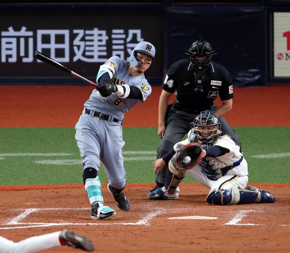 ９回無死二塁、空振り三振に倒れる佐藤輝（捕手　若月）＝撮影・山口登