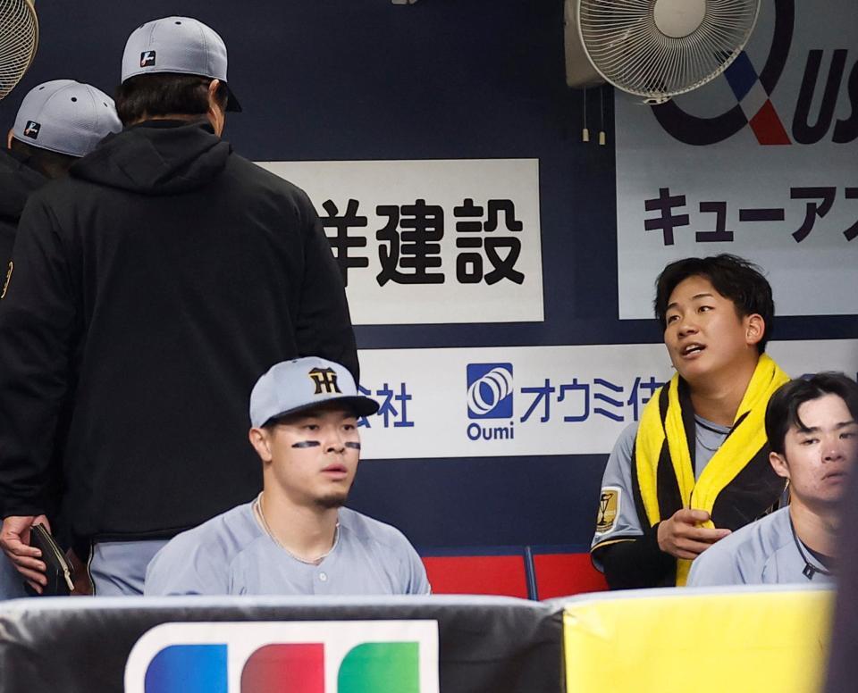 ５回を投げ終え、安藤コーチ（左）と言葉を交わす伊原（撮影・西田忠信）