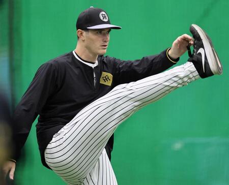 　ウォーミングアップをするルーカス（撮影・田中太一）