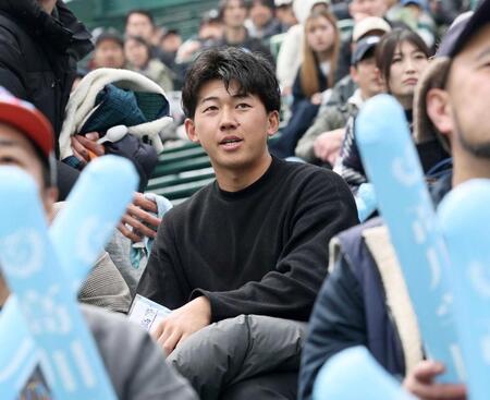 　アルプス席から母校を応援する立石（撮影・田中太一）