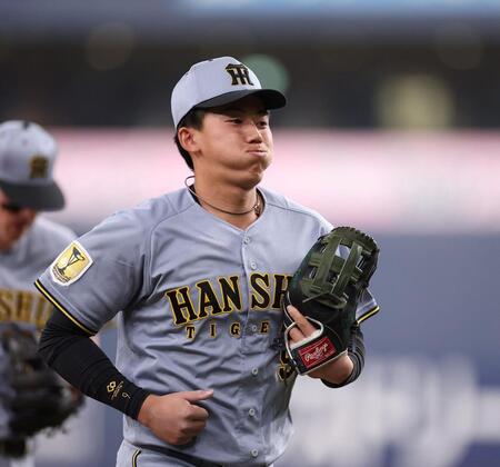 ３回の守備を終えベンチに戻る立石（撮影・西田忠信）