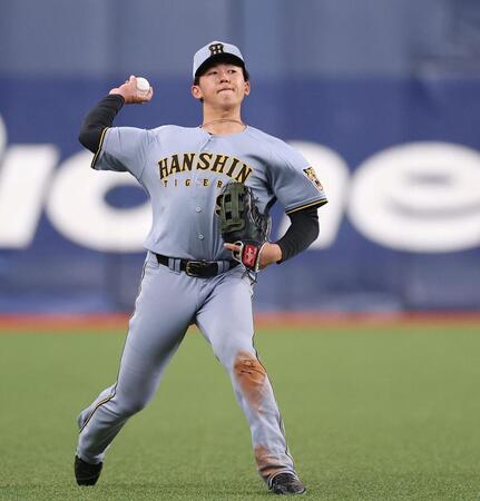 左翼でシートノックを受ける立石（撮影・西田忠信）