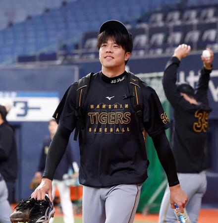 練習に向かう才木（撮影・西田忠信）