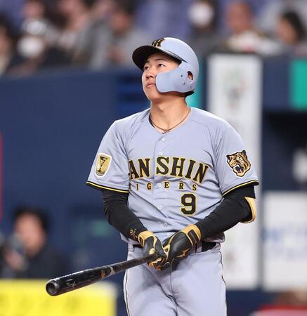 ４回、打球の行方を見つめる立石（撮影・西田忠信）