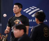 阪神・立石（右）と言葉を交わすオリックス・椋木（撮影・西田忠信）