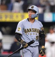 １回、空振り三振に倒れる立石（撮影・西田忠信）