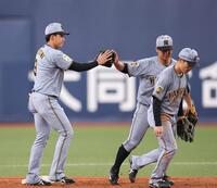 勝利後、タッチを交わす立石（左）ら外野手陣（撮影・西田忠信）