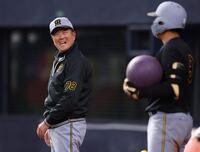 立石（右）に笑顔で声をかける平田２軍監督（撮影・西田忠信）