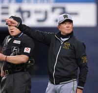 選手交代を告げる平田２軍監督（撮影・西田忠信）