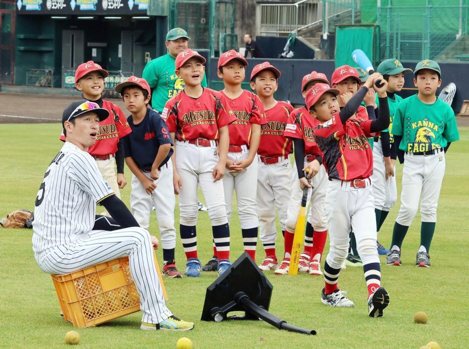 宣野座キャンプ中の野球教室で、子どもたちと交流