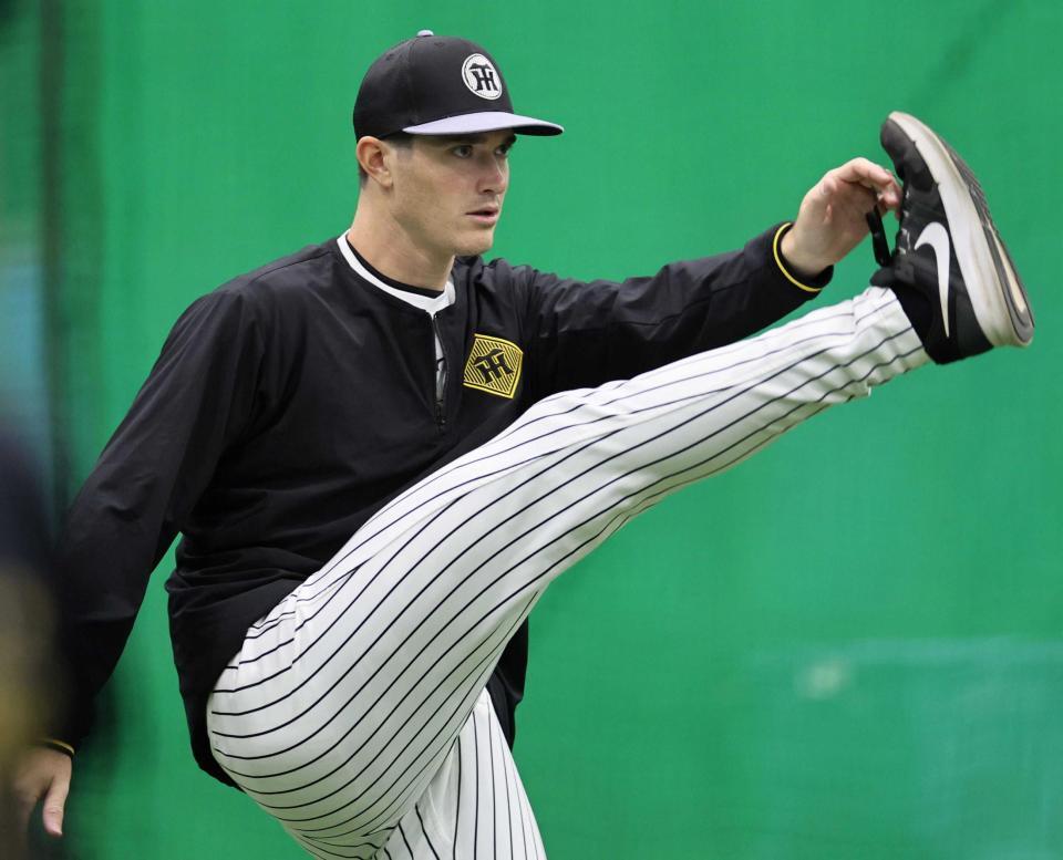 　ウォーミングアップをするルーカス（撮影・田中太一）