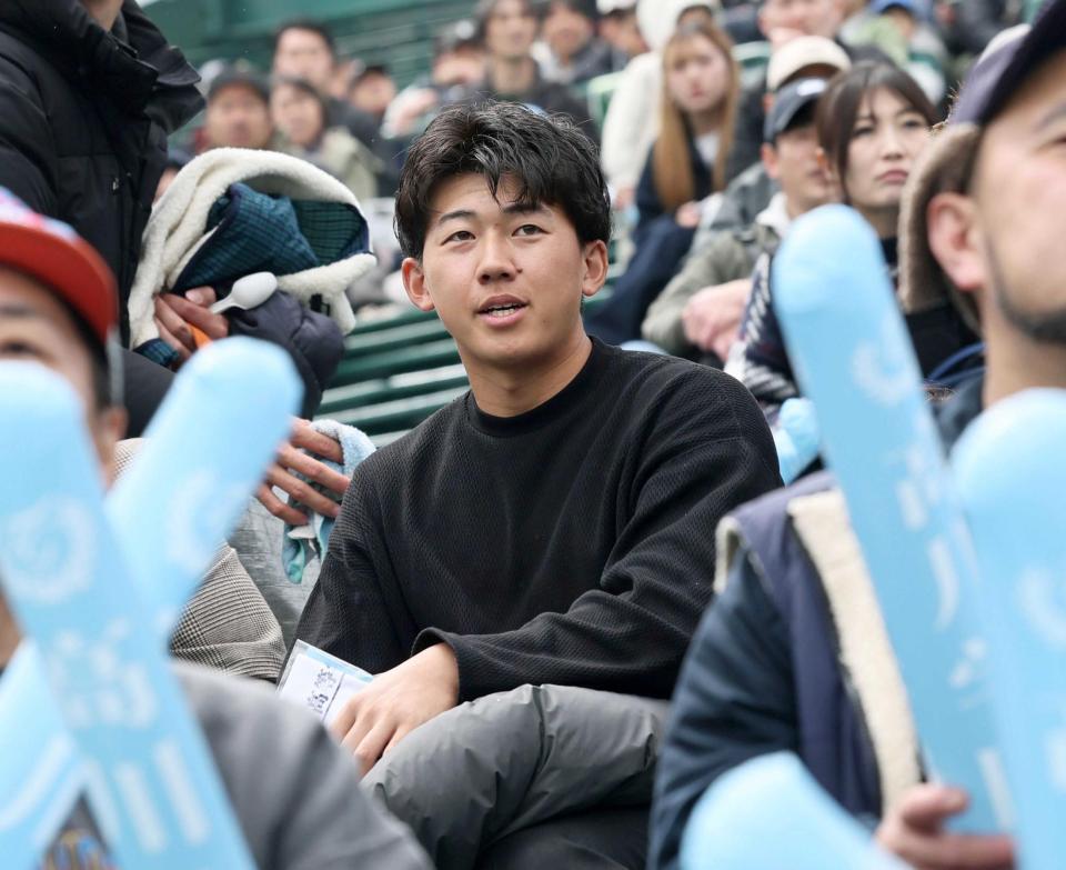 　アルプス席から母校を応援する立石（撮影・田中太一）