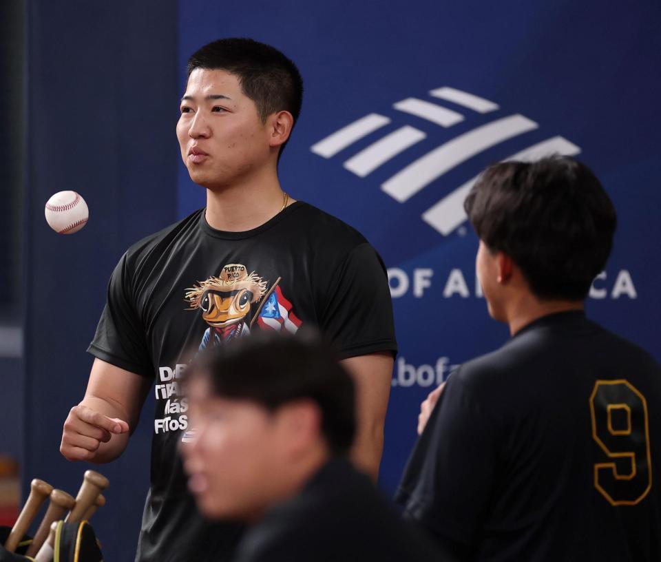 阪神・立石（右）と言葉を交わすオリックス・椋木（撮影・西田忠信）