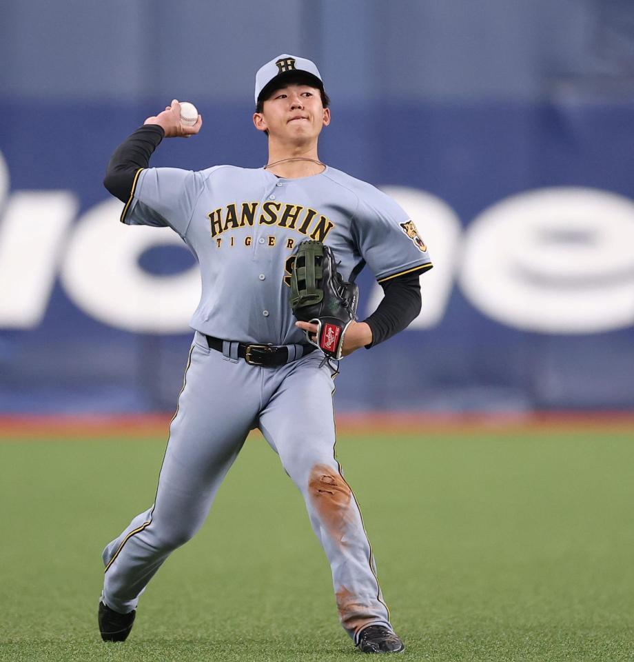 左翼でシートノックを受ける立石（撮影・西田忠信）