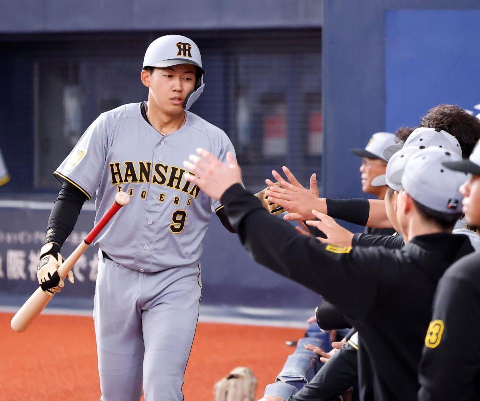 ３回、戸井の適時打で生還した立石（撮影・西田忠信）