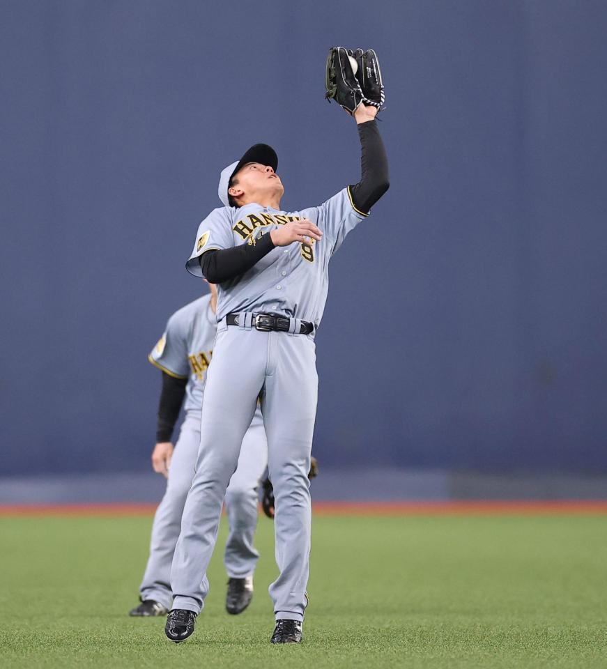 ３回、森の左飛を捕球する立石（撮影・西田忠信）