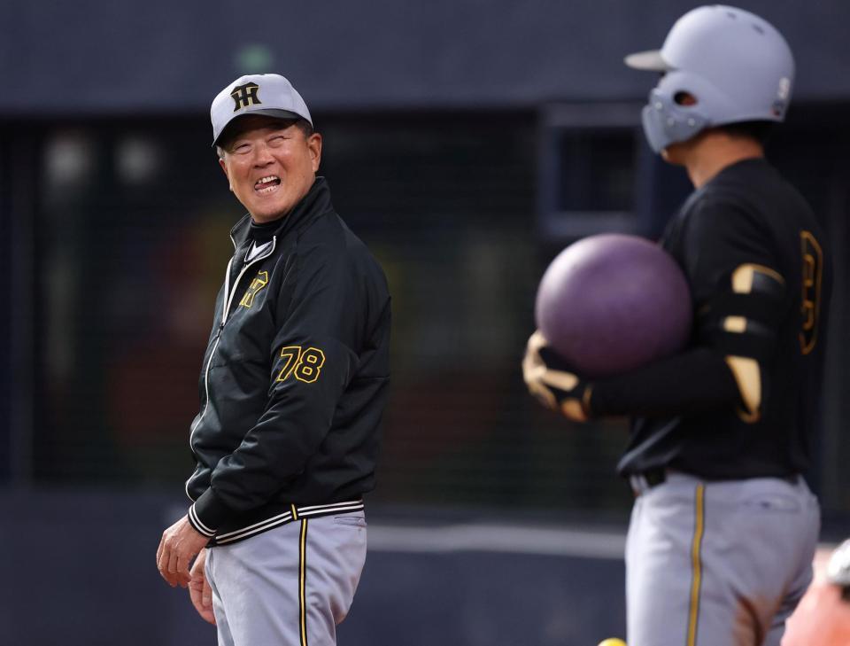 立石（右）に笑顔で声をかける平田２軍監督（撮影・西田忠信）