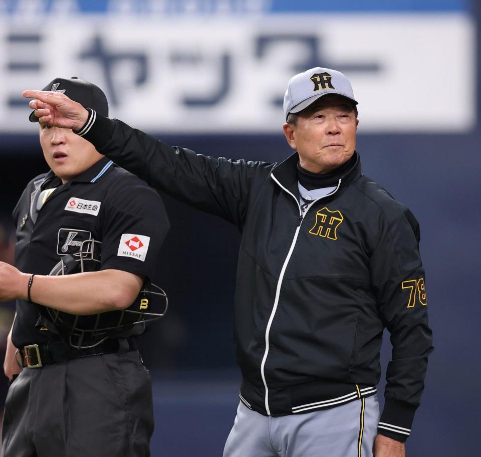 選手交代を告げる平田２軍監督（撮影・西田忠信）